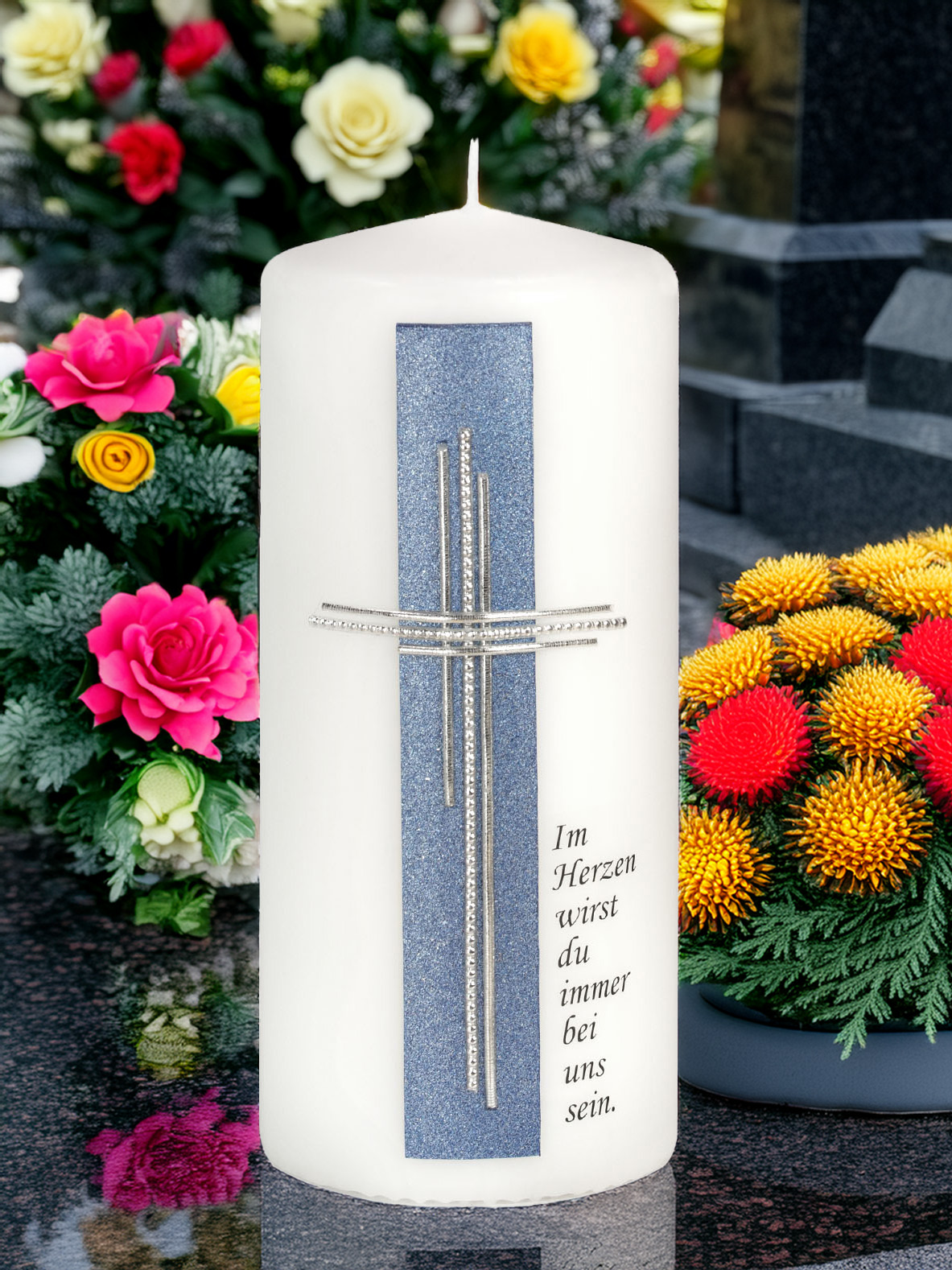 Trauerkerze mit blau-silbernem Motiv – „Im Herzen wirst du immer bei uns sein“