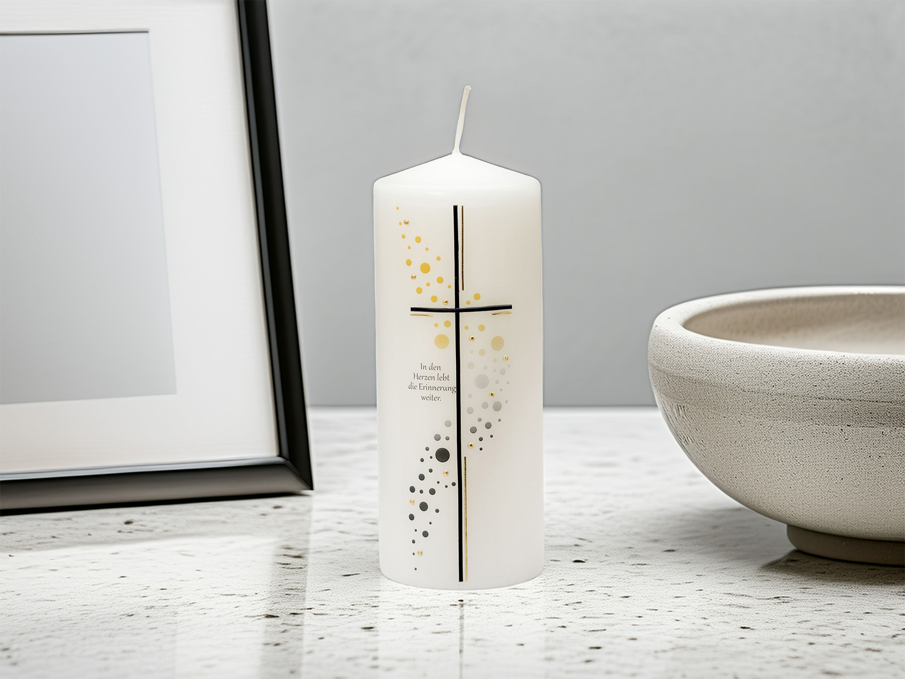 Trauerkerze – „In den Herzen lebt die Erinnerung weiter“ – Für stille Gedenkmomente zu Hause Trauerkerze – „In den Herzen lebt die Erinnerung weiter“ – Für stille Gedenkmomente zu Hause