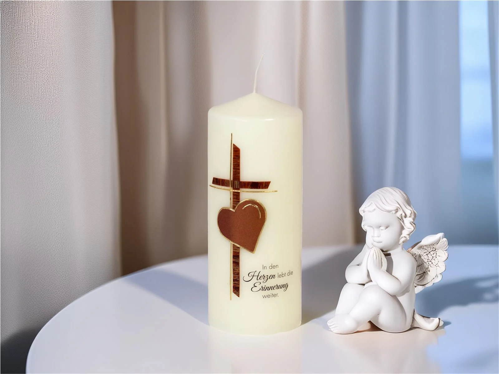 Trauerkerze – „In den Herzen lebt die Erinnerung weiter“ – Ein Licht der Liebe in warmem Rot und Gold