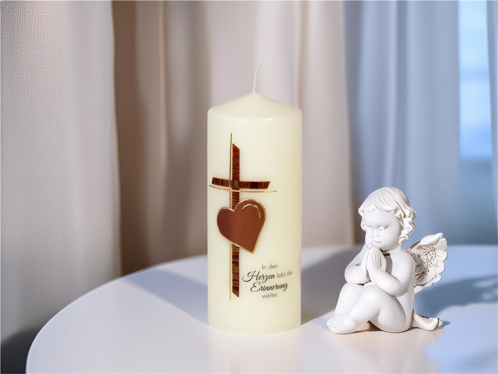 Trauerkerze – „In den Herzen lebt die Erinnerung weiter“ – Ein Licht der Liebe in warmem Rot und Gold