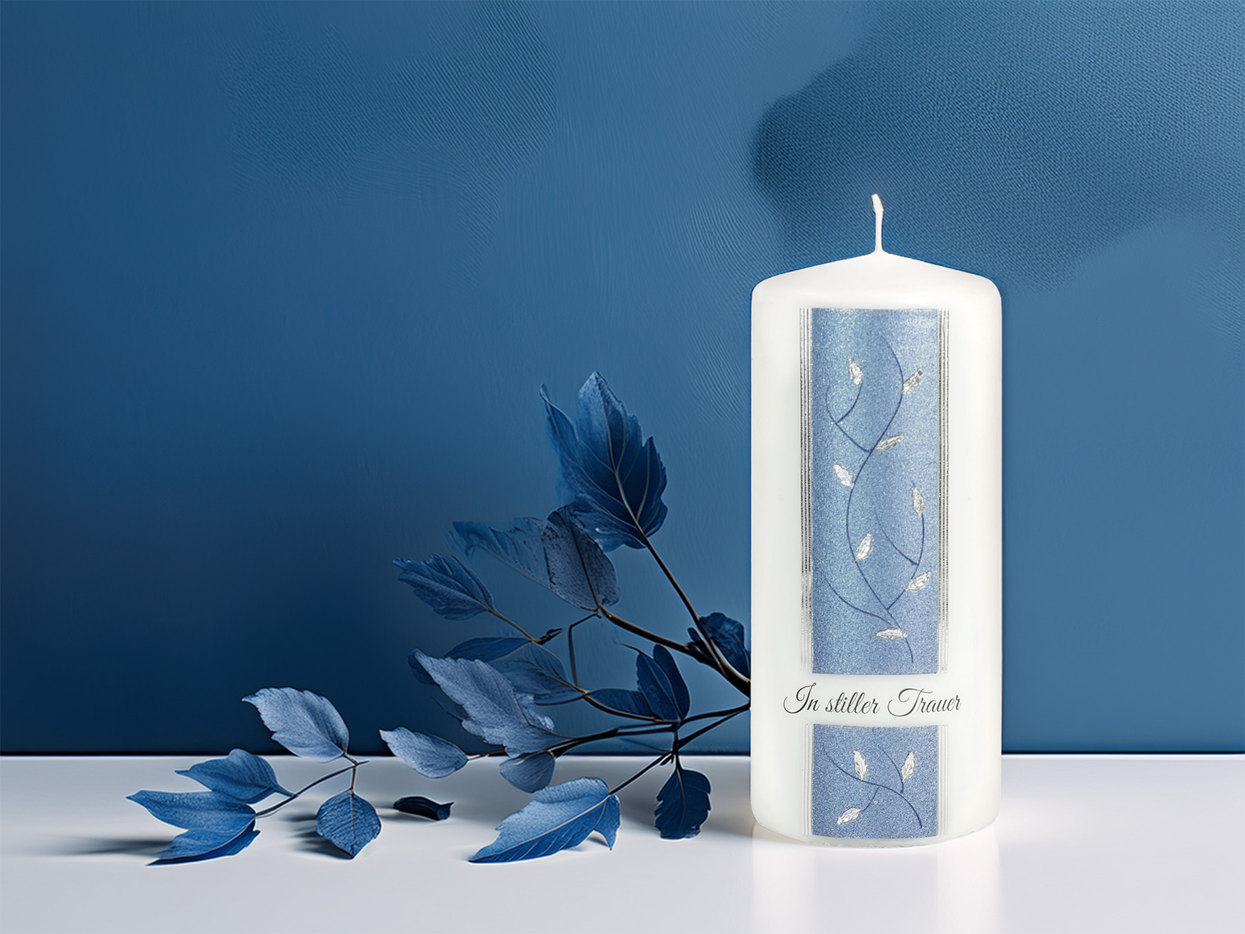 Trauerkerze – „In stiller Trauer“ – Ein Licht des stillen Abschieds in Blau und Silber